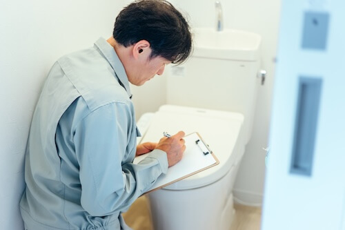 トイレのチェックをする作業員